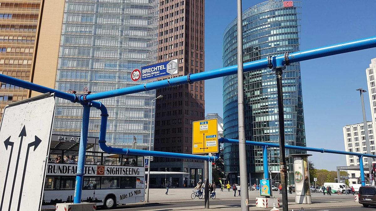 Berlin Sokaklarında İnsanların Tepesinden Neden Bu Tuhaf Pembe Borular Geçiyor?