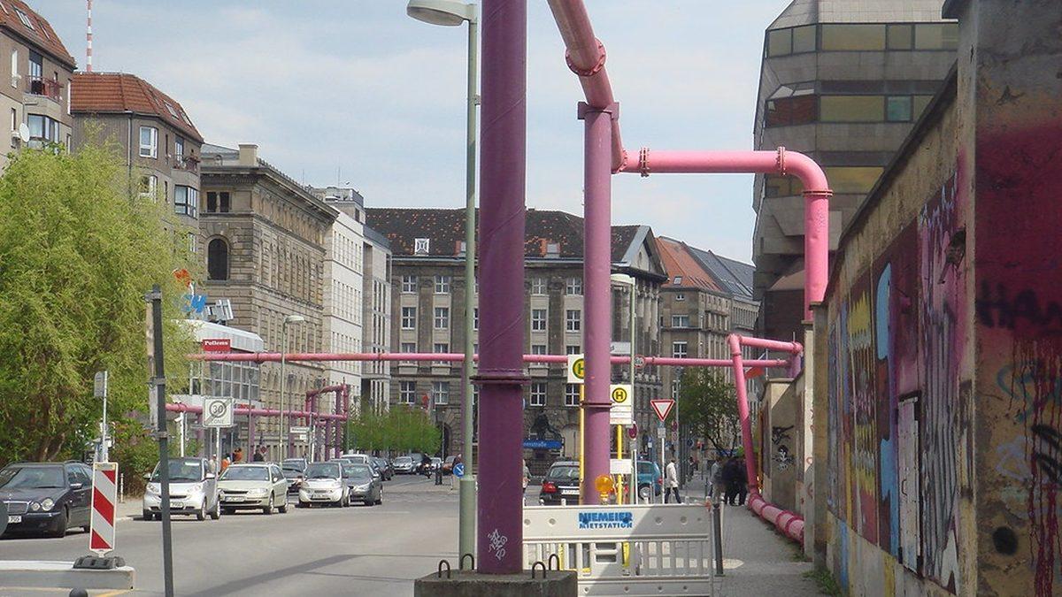 Berlin Sokaklarında İnsanların Tepesinden Neden Bu Tuhaf Pembe Borular Geçiyor?