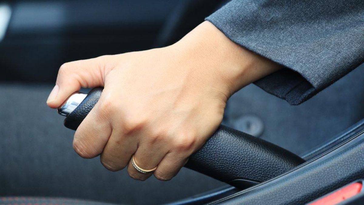 Arabanızın Ömrünü Kısaltmak İstemiyorsanız Dikkat Etmelisiniz: El Frenini Çekerken Düğmeye Basmalı mıyız, Basmamalı mıyız?