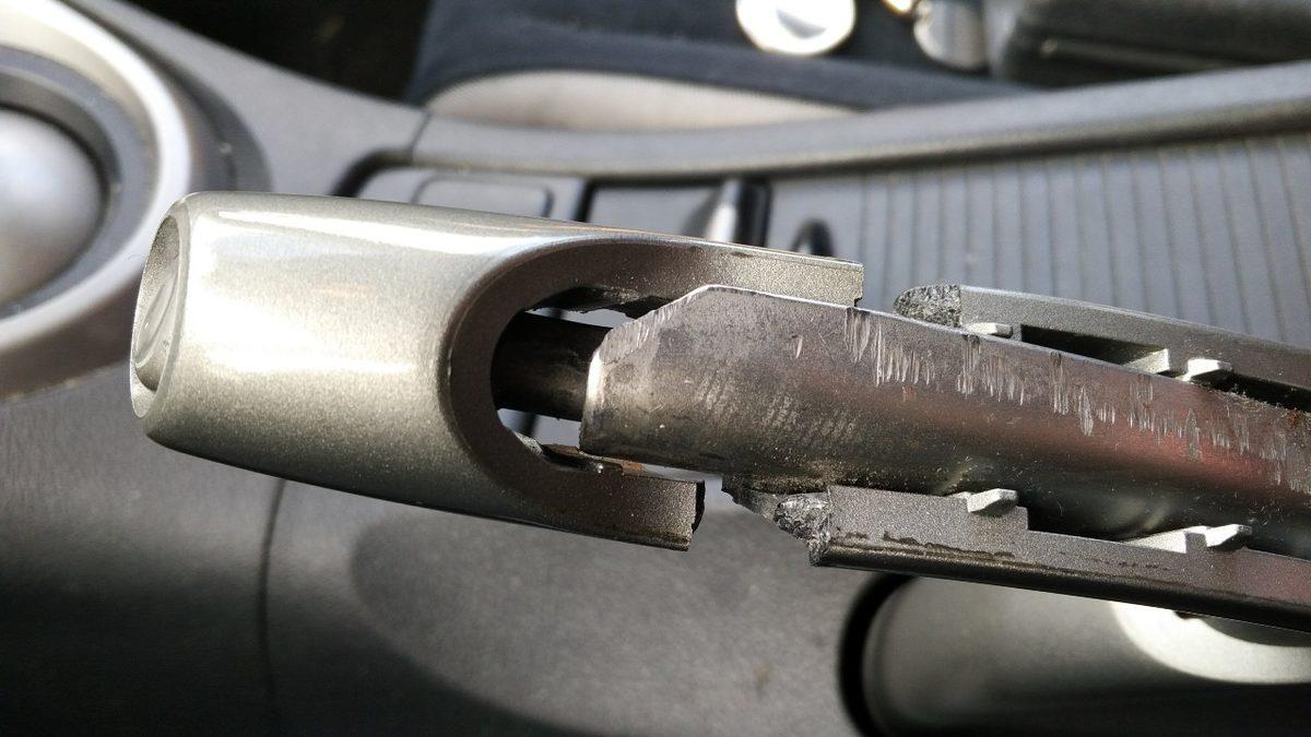 Arabanızın Ömrünü Kısaltmak İstemiyorsanız Dikkat Etmelisiniz: El Frenini Çekerken Düğmeye Basmalı mıyız, Basmamalı mıyız?