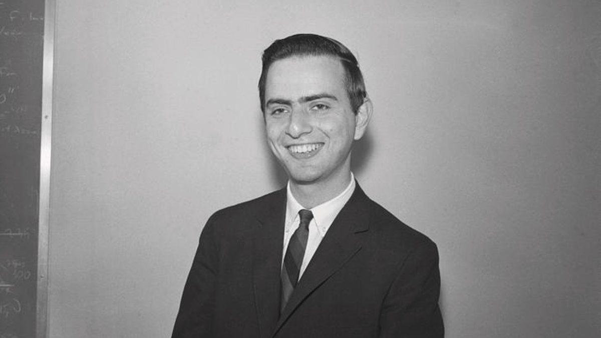 Uzaylıların Neye Benzediğini Bile Açıklayacak Kadar Uç Fikirleriyle Hatırladığımız Carl Sagan’ın Hayat Hikâyesi: Başarıları, Soluk Mavi Nokta ve Çok Daha Fazlası