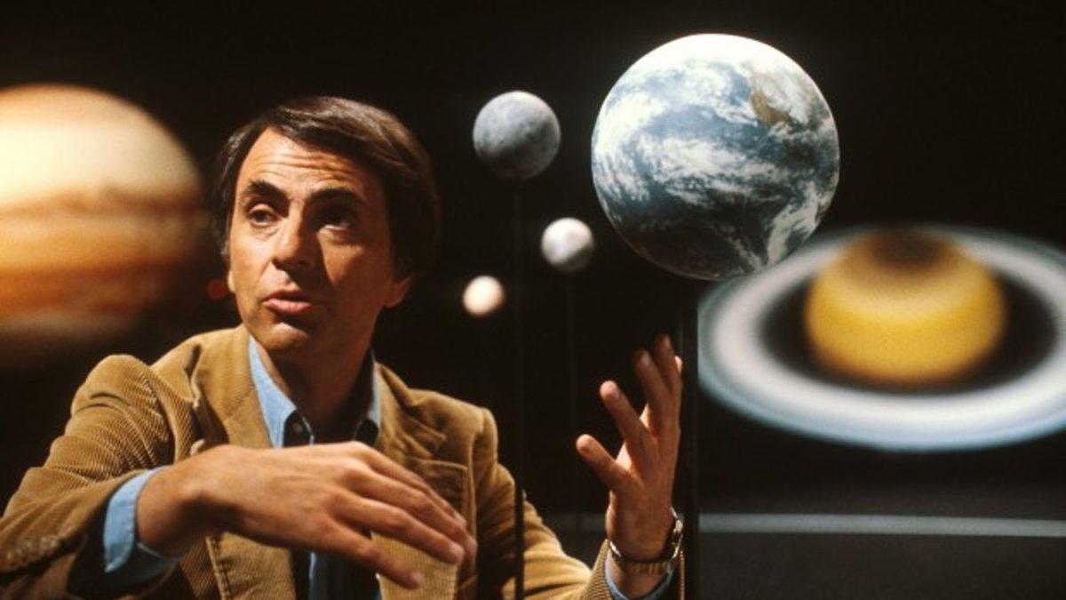 Uzaylıların Neye Benzediğini Bile Açıklayacak Kadar Uç Fikirleriyle Hatırladığımız Carl Sagan’ın Hayat Hikâyesi: Başarıları, Soluk Mavi Nokta ve Çok Daha Fazlası