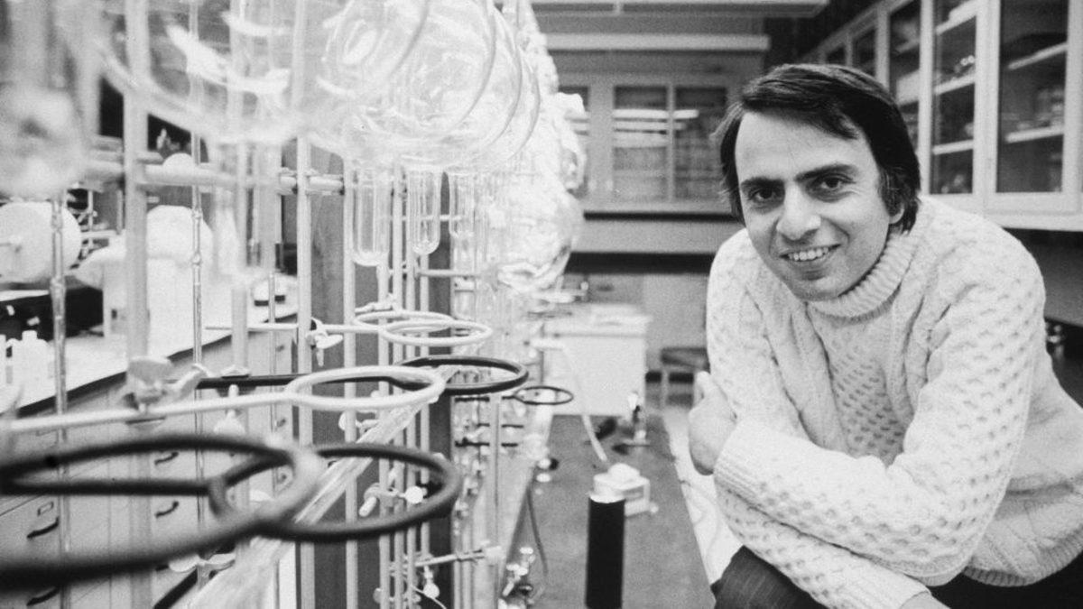 Uzaylıların Neye Benzediğini Bile Açıklayacak Kadar Uç Fikirleriyle Hatırladığımız Carl Sagan’ın Hayat Hikâyesi: Başarıları, Soluk Mavi Nokta ve Çok Daha Fazlası
