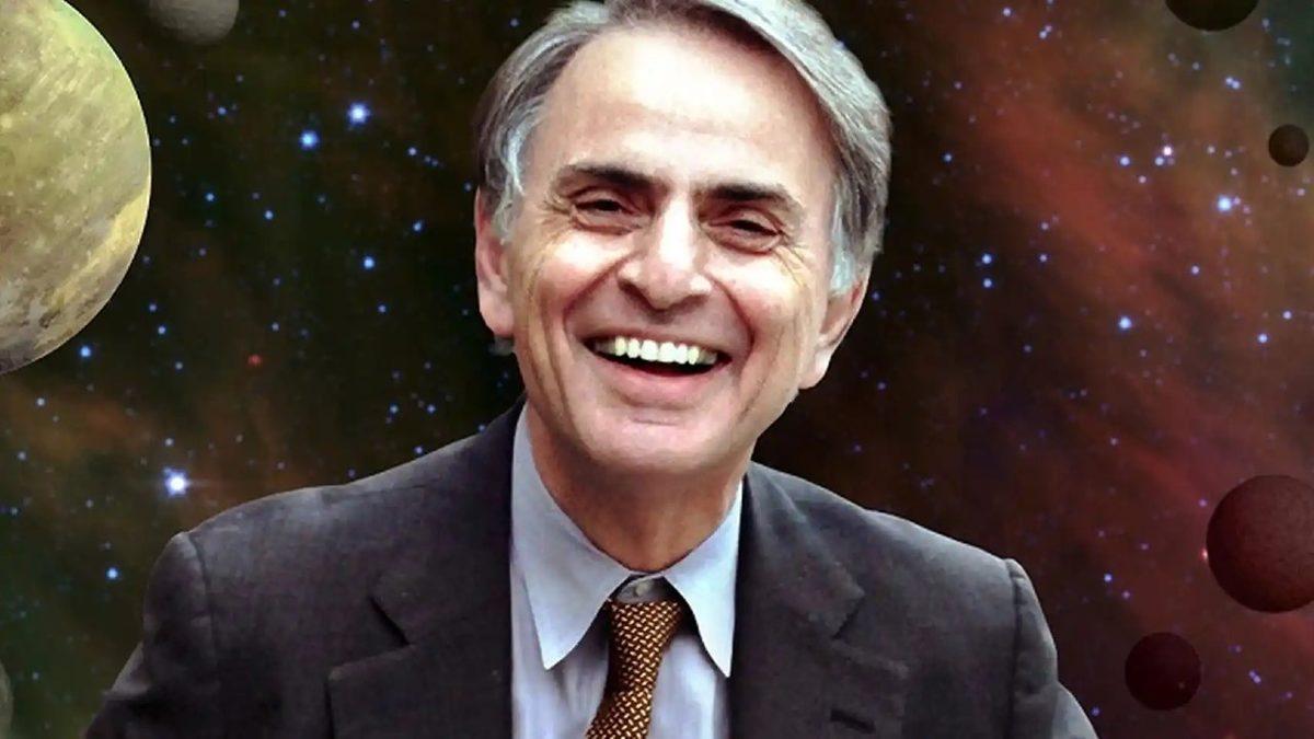 Uzaylıların Neye Benzediğini Bile Açıklayacak Kadar Uç Fikirleriyle Hatırladığımız Carl Sagan’ın Hayat Hikâyesi: Başarıları, Soluk Mavi Nokta ve Çok Daha Fazlası