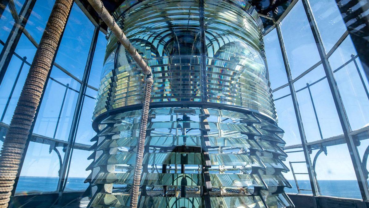 Deniz Fenerlerinin Çoğunda Neden Beyaz Üstüne Kırmızı Şeritler Bulunur?