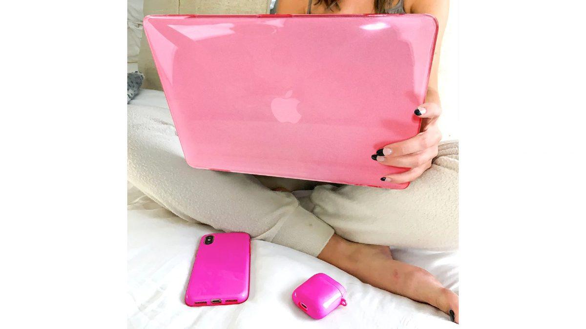 MacBook’unuza Koruyucu Kap Gibi Şeyler Takarak Farkında Olmadan Onu Korumaktan Çok Bozuyor Olabilirsiniz!