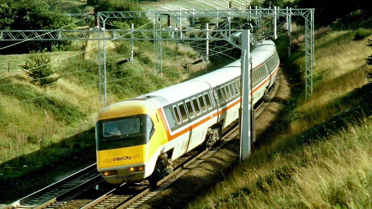 Her An Devrilecekmiş Gibi Eğik Giden Bu Hızlı Trenin Neden İptal Edildiğini Öğrenince Fazlasıyla Hak Vereceksiniz