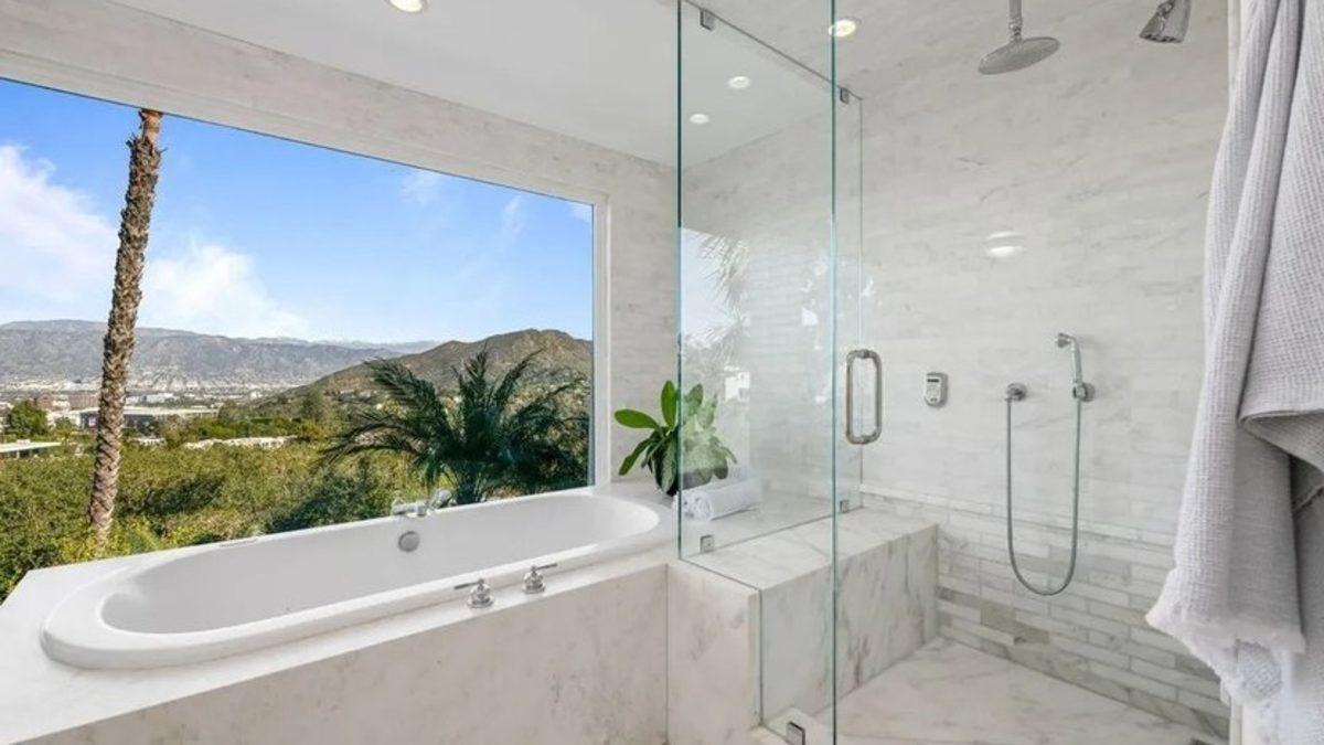 İstanbul’daki Apartman Dairesinin Charlize Theron’un Malikânesinden Pahalı Olması Sosyal Medyada Gündem Oldu