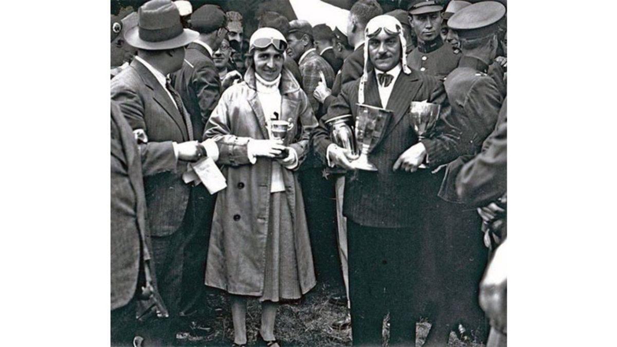 Türkiye Yine Bildiğimiz Gibi: Ülkemizin İlk Kadın Ralli Pilotu Sâmiye Hanım, Girdiği Yarışta Tüm Erkekleri Yenince Nasıl Mahkemelik Olmuştu?