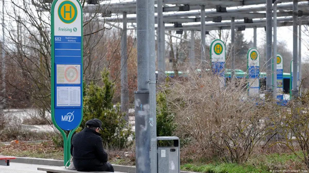 Almanya’nın Sahte Otobüs Duraklarına Sahip Olmasının Ardındaki Üzücü Neden