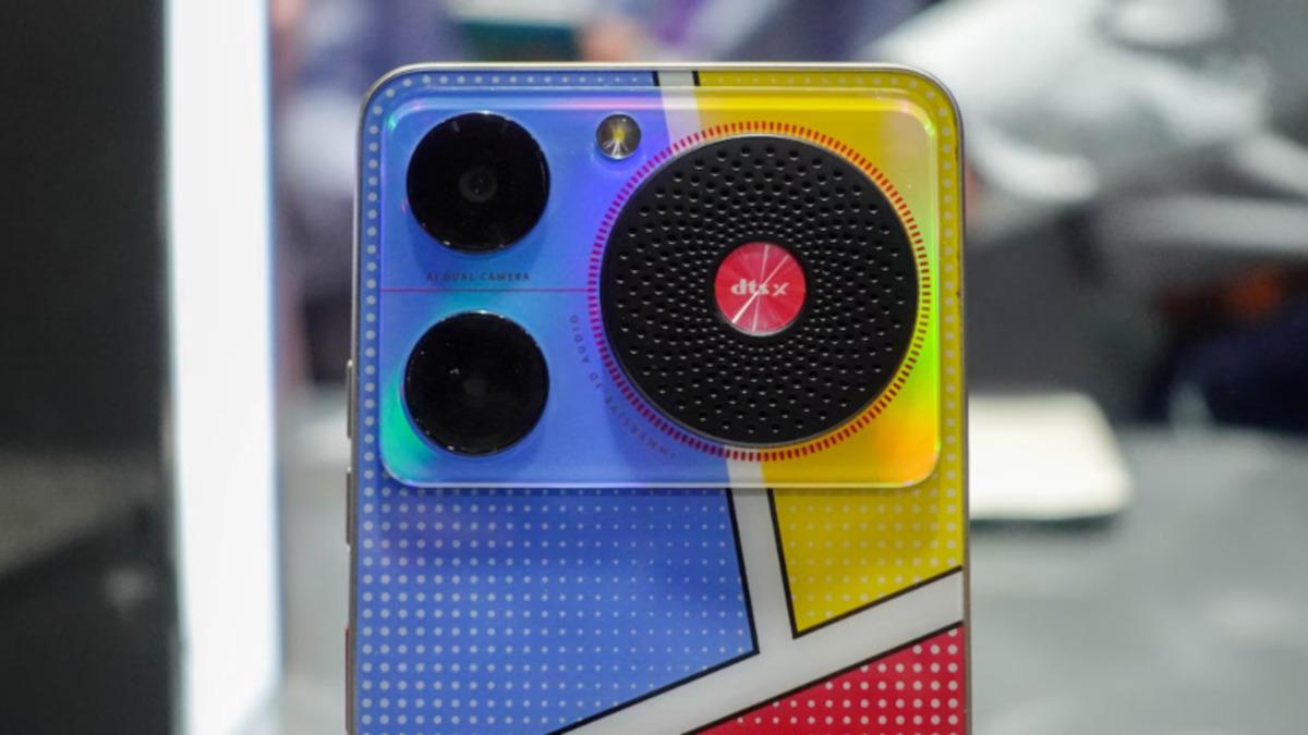 Müzik Odaklı Telefon "Nubia Music" Tanıtıldı: Devasa Bir Hoparlörü, Çift Kulaklık Girişi Var!