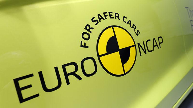 Euro NCAP Testleri Değişiyor: Otomobildeki Ekran Sayısı Arttıkça Yıldızı Düşecek!