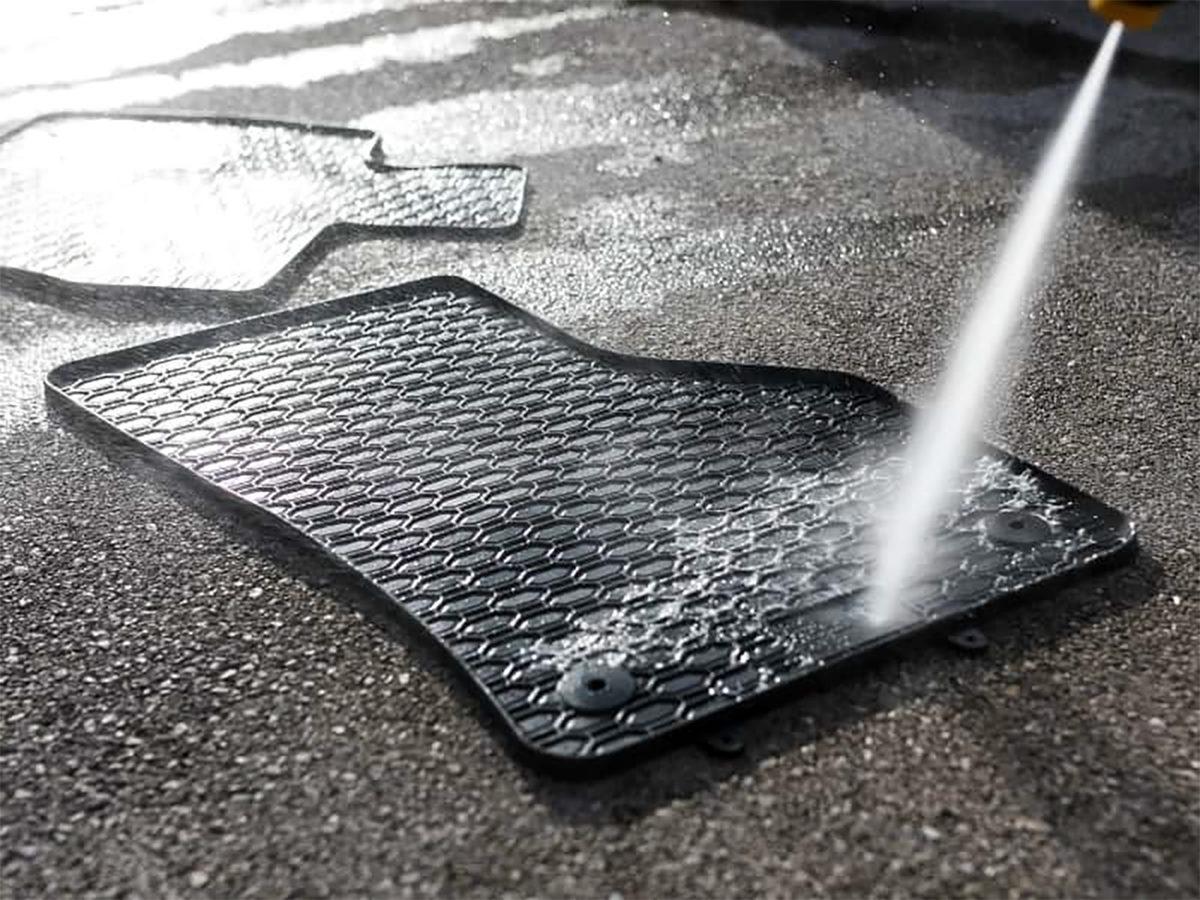 Arabaya Dökülen Süt Neden Çok Kötü Kokar? Temizlemenin ve Kokuyu Yok Etmenin Basit Ama Etkili 8 Yolunu Anlattık