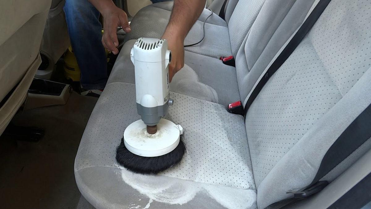 Arabaya Dökülen Süt Neden Çok Kötü Kokar? Temizlemenin ve Kokuyu Yok Etmenin Basit Ama Etkili 8 Yolunu Anlattık