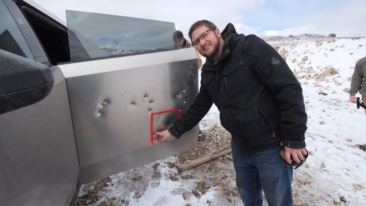 Dünyaca Ünlü YouTuber, Tesla Cybertruck’a Kurşun Yağdırdı: İşte Kurşun Geçirmezlik Testinin Sonuçları [Video]