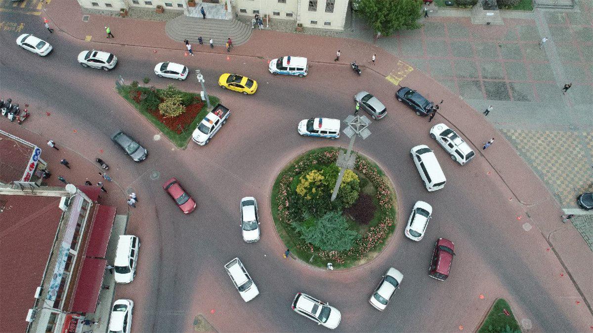 Trafik İşaretlerinin Tamamını Kaldırsak Nolur? Aslında Türkiye’de Örneği Vardı!