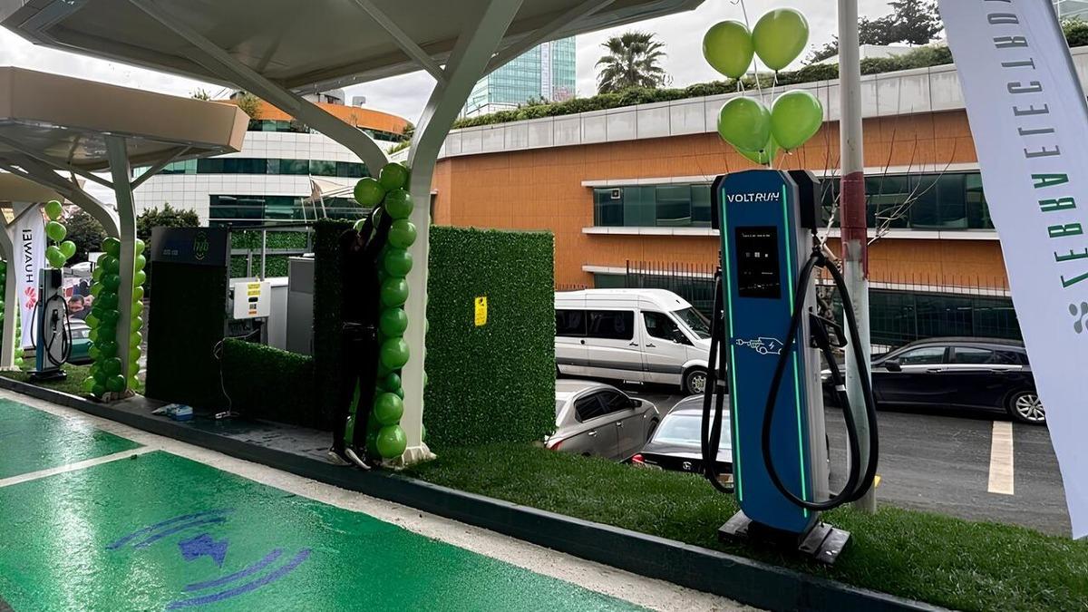 Huawei’nin Saniyede 1 Kilometre Menzil Kazandıracak Sıvı Soğutmalı Şarj İstasyonları İstanbul’a Kurulmaya Başlandı!