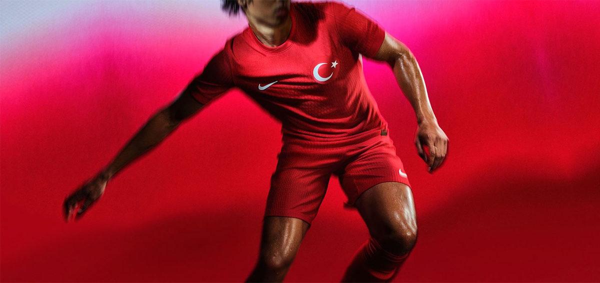 Millî Takımımızın İkonik Kırmızı Göğüs Bantlı Formasının 100 Yıllık Tarihi: İlk Kez Hangi Maçta, Nasıl Ortaya Çıktı?