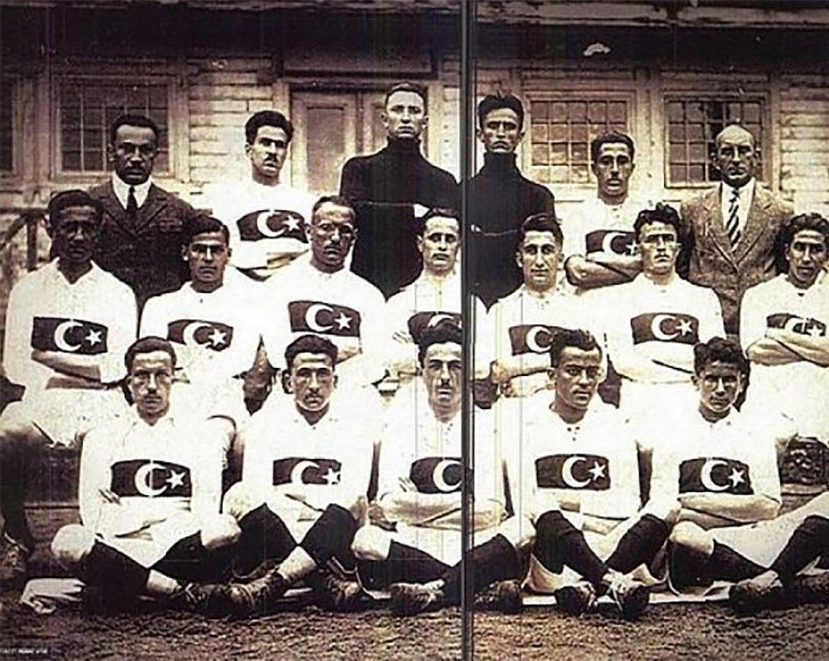 Millî Takımımızın İkonik Kırmızı Göğüs Bantlı Formasının 100 Yıllık Tarihi: İlk Kez Hangi Maçta, Nasıl Ortaya Çıktı?