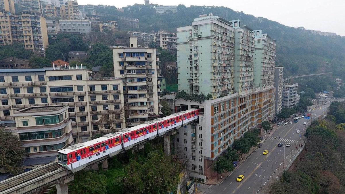 Çin’in Chongqing Şehrindeki Bu Sıra Dışı Yapıları Görünce Gerçeklik Algınız Bozulacak: Evlerin İçinden Tren Geçiyor!