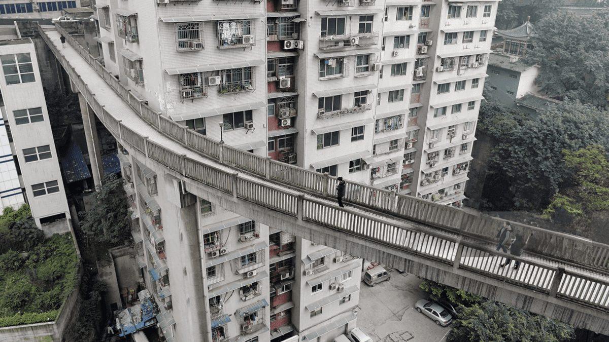 Çin’in Chongqing Şehrindeki Bu Sıra Dışı Yapıları Görünce Gerçeklik Algınız Bozulacak: Evlerin İçinden Tren Geçiyor!
