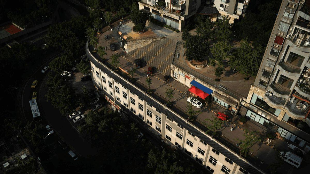 Çin’in Chongqing Şehrindeki Bu Sıra Dışı Yapıları Görünce Gerçeklik Algınız Bozulacak: Evlerin İçinden Tren Geçiyor!