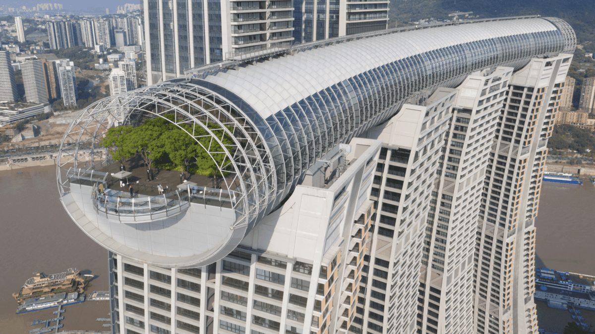 Çin’in Chongqing Şehrindeki Bu Sıra Dışı Yapıları Görünce Gerçeklik Algınız Bozulacak: Evlerin İçinden Tren Geçiyor!