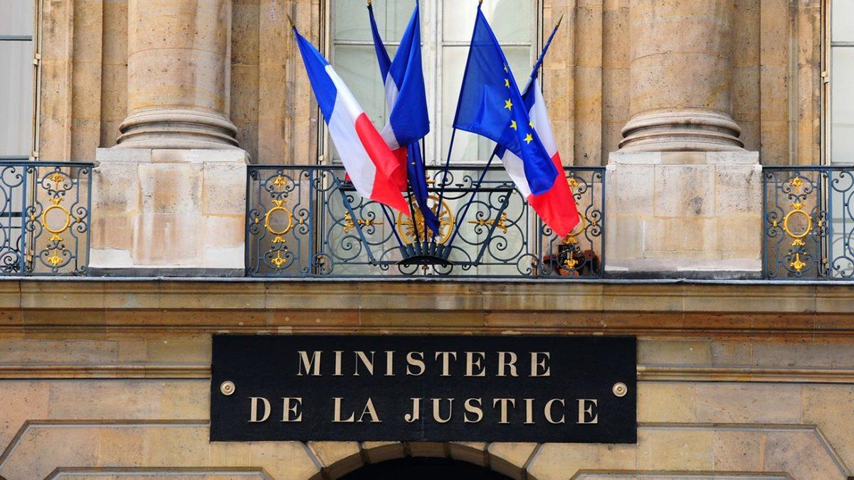 Türkiye’deki Aile Cüzdanlarının Üzerinde Neden Sadece Fransızca Çevirisi Var?