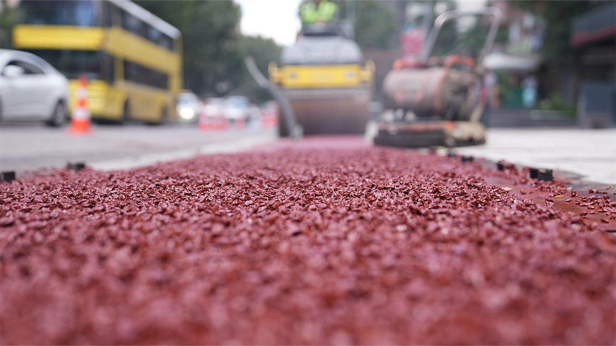Türkiye’de de Bazı Yollarda Gördüğümüz Bu Asfaltlar Neden Kırmızı, Bildiğimiz Asfalttan Farkı Ne?
