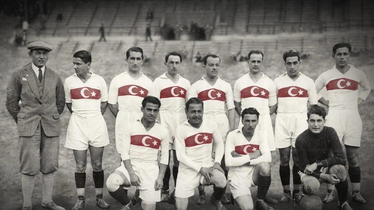 Millî Takımımızın İkonik Kırmızı Göğüs Bantlı Formasının 100 Yıllık Tarihi: İlk Kez Hangi Maçta, Nasıl Ortaya Çıktı?