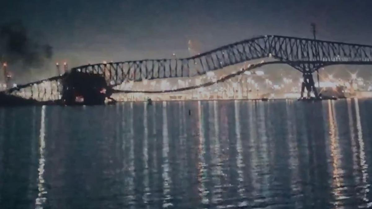 ABD’de Bir Yük Gemisi, Köprüye Çarptı: Köprünün Çöktüğü Anlar, Anbean Kaydedildi! [Video]