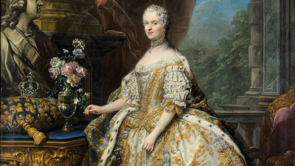 Kadınların Özel Günlerde Giydikleri Gece Elbisesine 