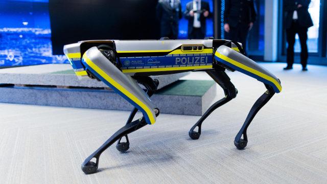 Robot Polis Köpeği, Silahlı Çatışmada Vuruldu