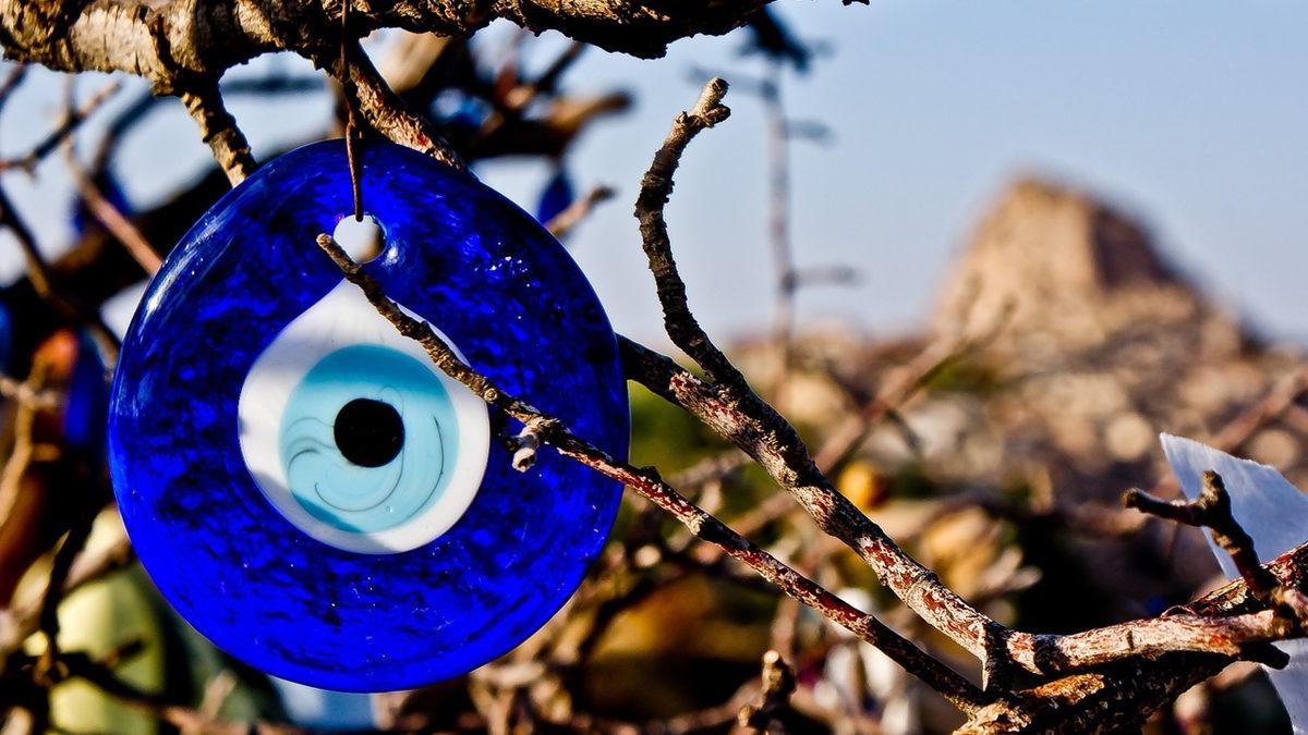 Aklı Başında, Okumuş Etmiş İnsanlar Nazara Neden İnanıyor? Biri, Sadece Bebeğinize Bakarak Gerçekten 