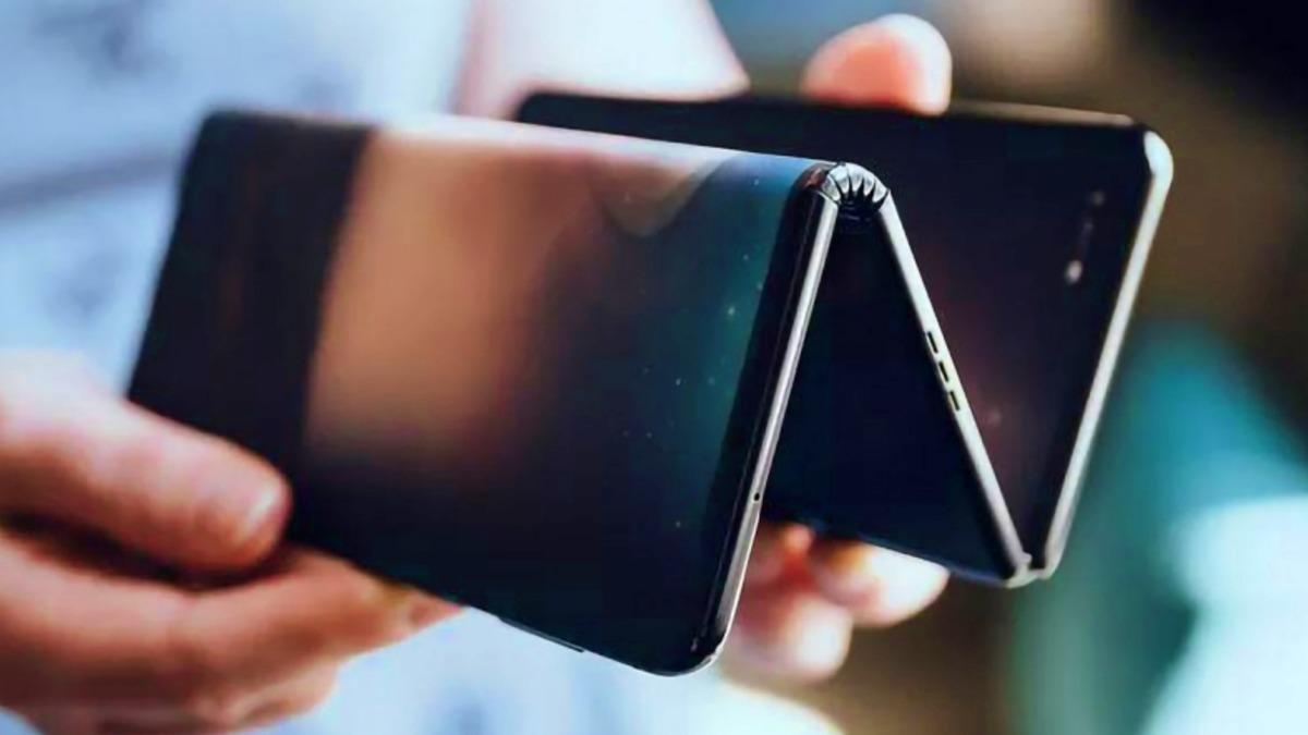 Huawei’nin Broşür Gibi Üçe Katlanan Telefonunun Patenti Ortaya Çıktı