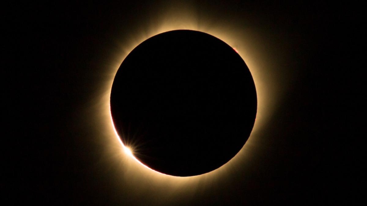 Bugün Gerçekleşecek Tam Güneş Tutulması Nasıl ve Nereden İzleyebilirsiniz? [Canlı Yayın]