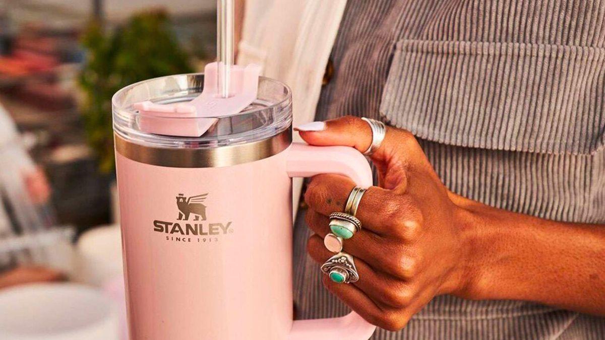 Stanley Termoslar Nasıl Oldu da Z Kuşağını Bu Kadar Etkisi Altına Aldı? Altında Fark Etmediğimiz Bir Strateji Saklı!