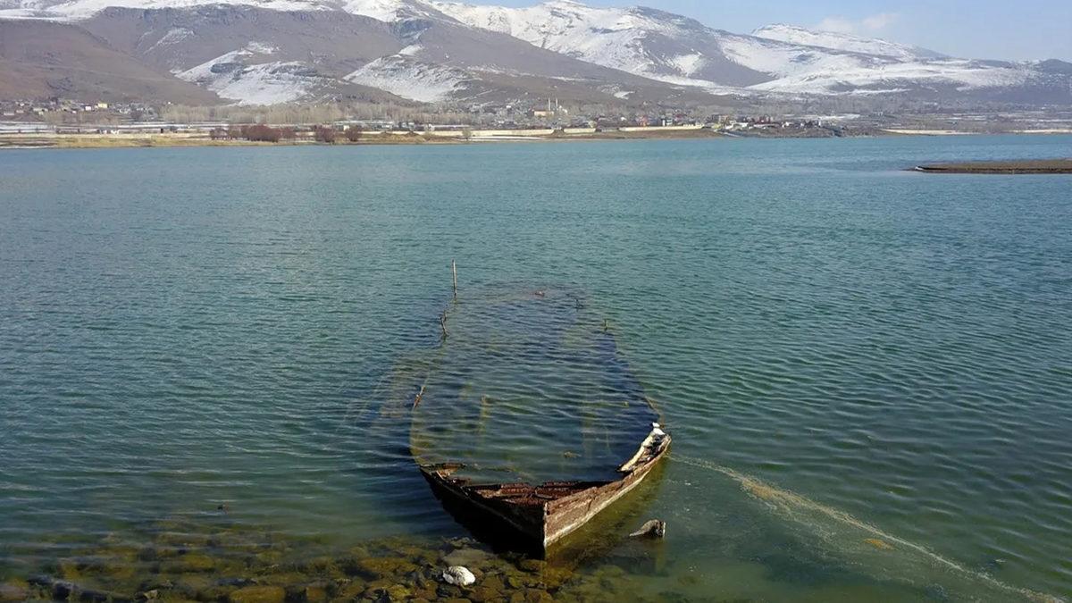 Göl Suları Nasıl Oluyor da Toprak Tarafından Bir Sünger Gibi Emilmiyor?