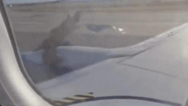 Kalkışta Motor Kapağı Düşen Uçak Dehşet Yarattı [Video]