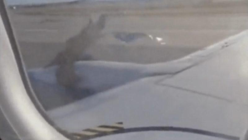 Kalkışta Motor Kapağı Düşen Uçak Dehşet Yarattı [Video]