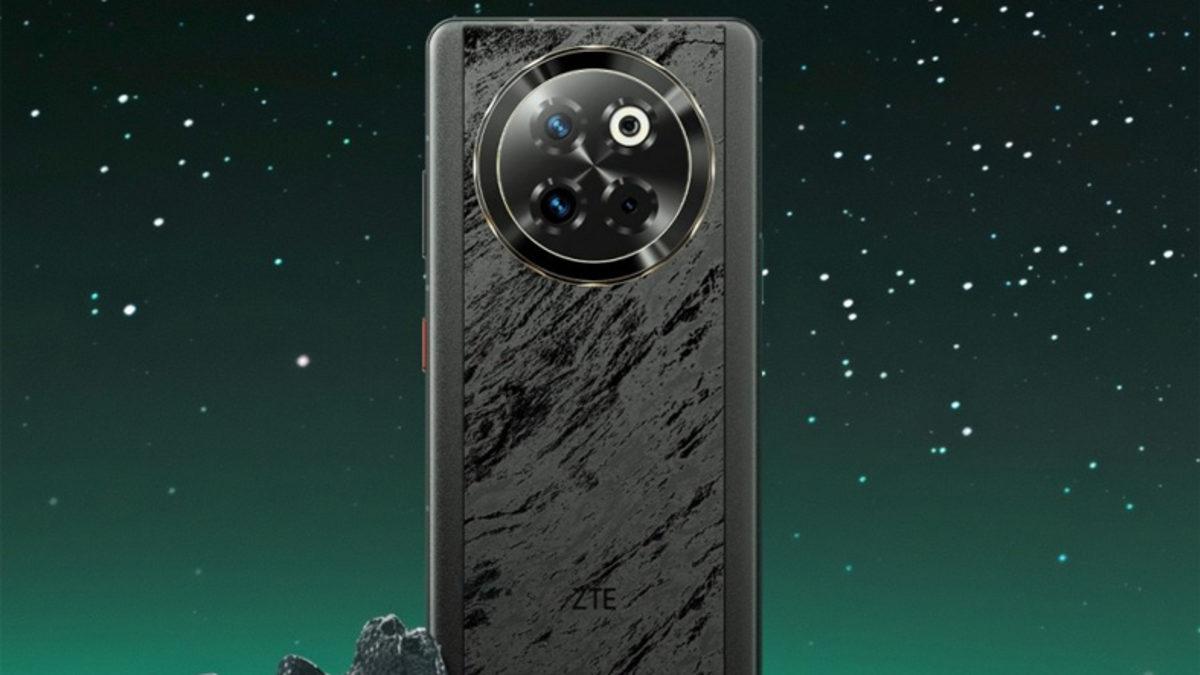 Dünyanın İlk Çift Uydu Bağlantılı Telefonu 