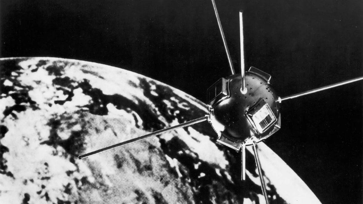 İnsanların Uzayda Bıraktığı Birbirinden Tuhaf ve Değerli Maddeler: Spor Arabadan Tutun Kakaya Kadar...