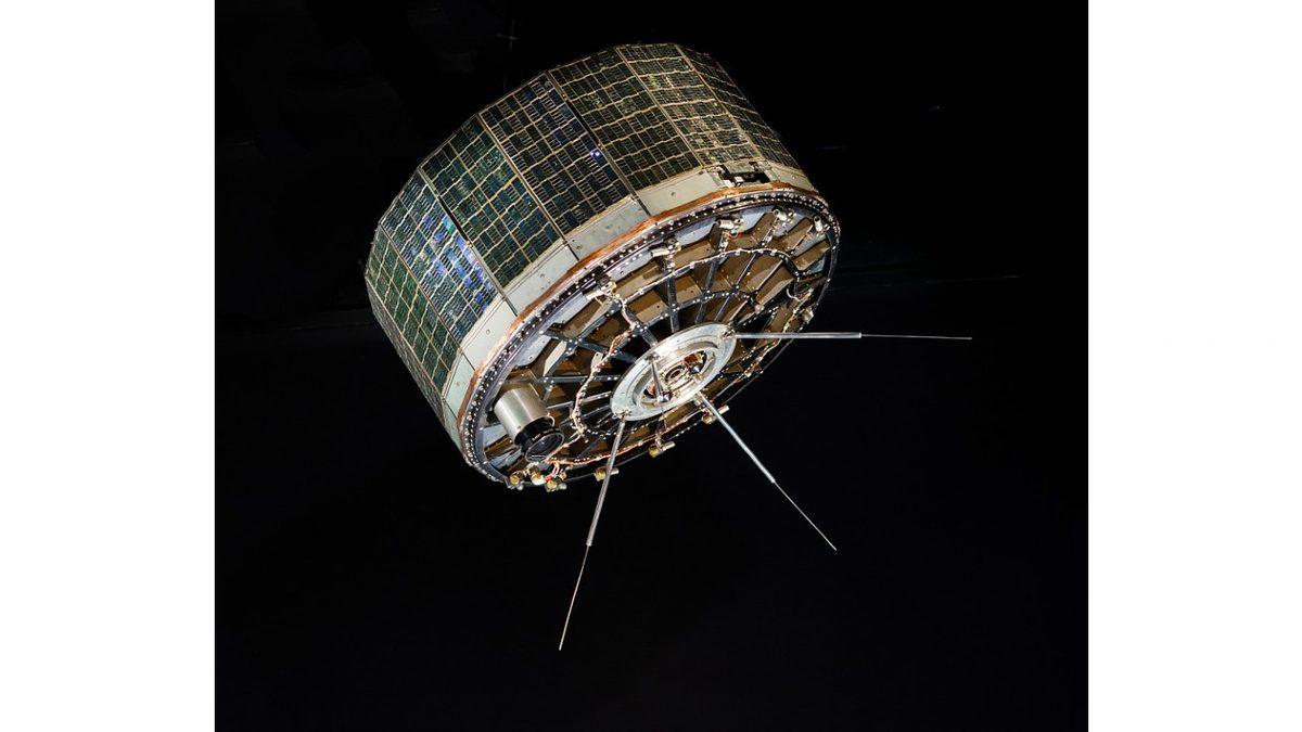 İnsanların Uzayda Bıraktığı Birbirinden Tuhaf ve Değerli Maddeler: Spor Arabadan Tutun Kakaya Kadar...