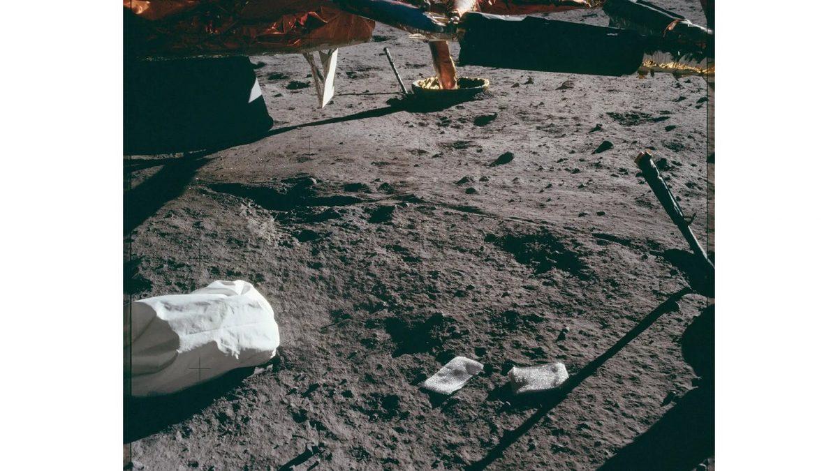 İnsanların Uzayda Bıraktığı Birbirinden Tuhaf ve Değerli Maddeler: Spor Arabadan Tutun Kakaya Kadar...