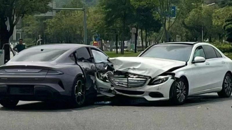 Xiaomi SU7, İlk Trafik Kazasını Yaşadı: Çarpan Mercedes-Benz’in Durumu Daha Kötü!
