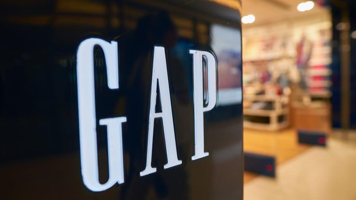 Bir Zamanlar Herkesin Üstünde Gördüğümüz Gap Markası, Hangi Skandallar Sebebiyle Dibe Doğru Giderek Yok Oldu?