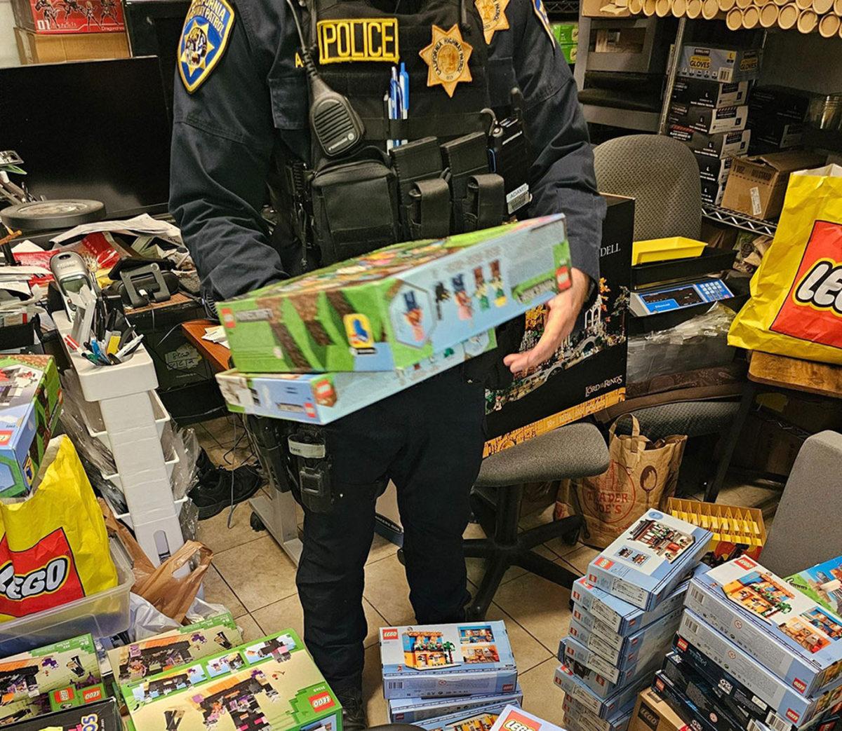 Lego’dan Bi’ Suç Ağı Yapmadıkları Kalmıştı: Toplamda 300.000 Dolarlık Lego Setlerini Çalan Hırsızlar Yakalandı