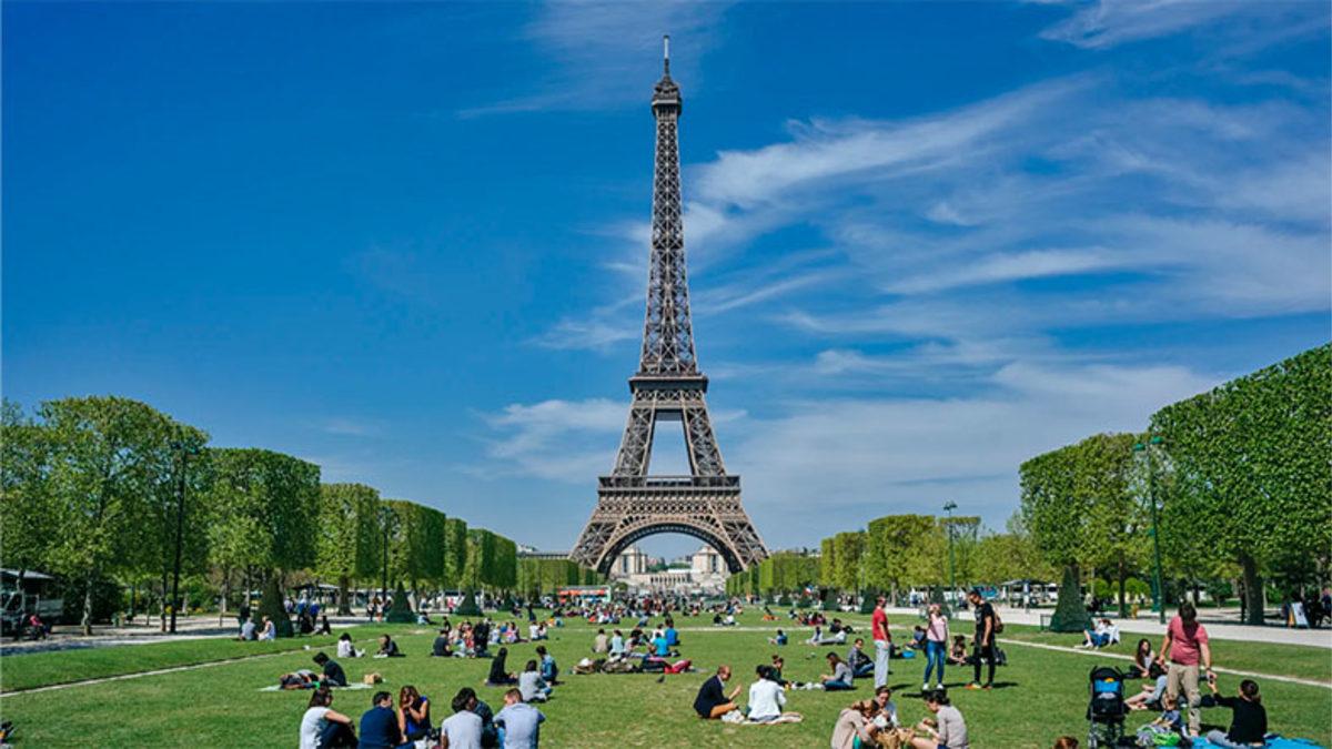 Eyfel Kulesi’nin Yaz Aylarında Boyu Nasıl Oluyor da Uzuyor? (Sebebi D Vitamini Değil)