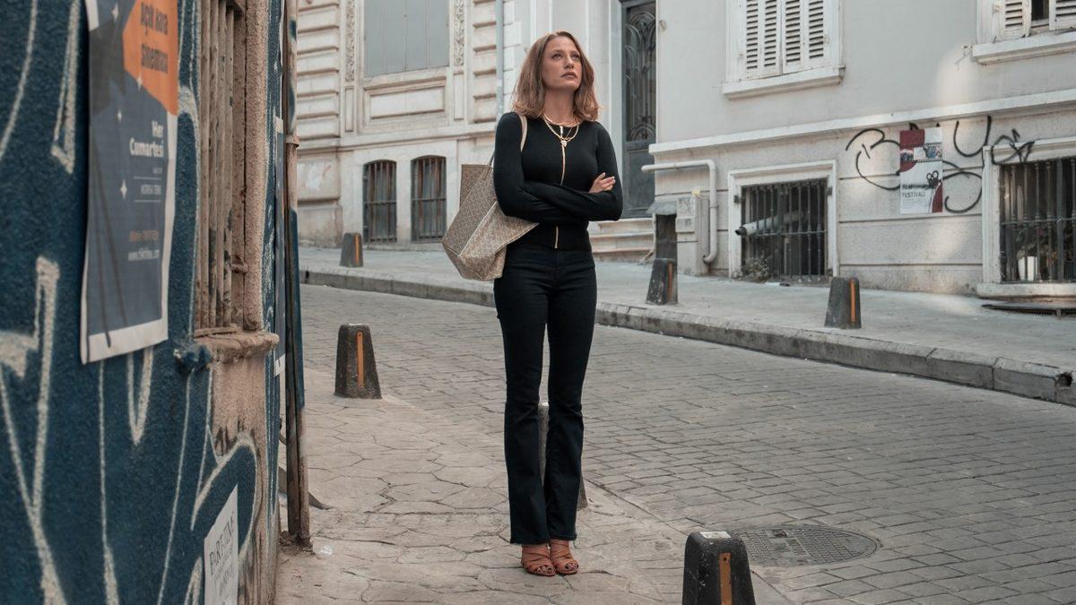 Başrolünde Serenay Sarıkaya’nın Olduğu Yeni Netflix Dizisi Kimler Geldi Kimler Geçti’den Fragman Geldi [Video]