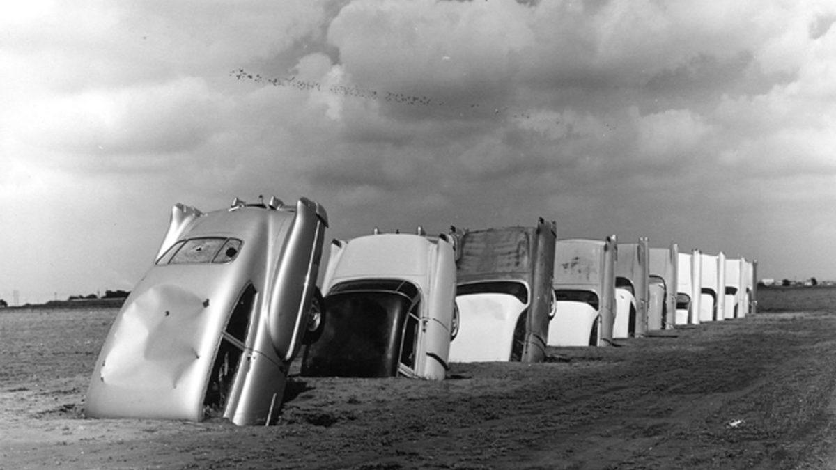Teksas’ta Tarlanın Ortasına Gömülmüş Bu Cadillac’ların Orada İşi Ne? “Arabalar” Filmiyle de Bir İlgisi Var!